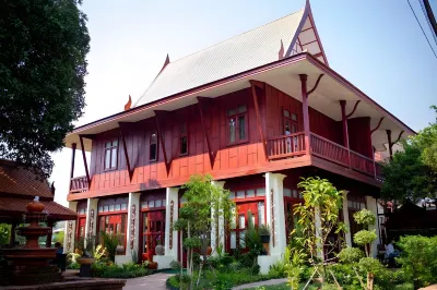 Baan Lhang Wangh, house behind the palace Hotell i Ban Khlong