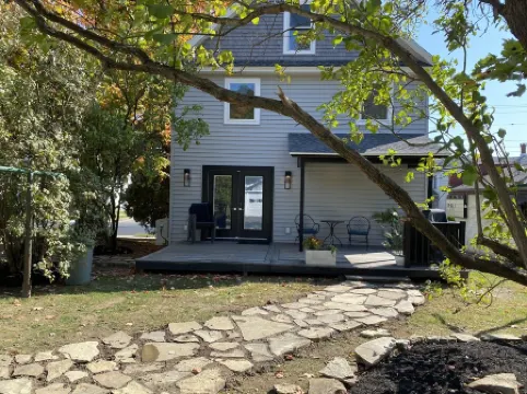 Lush Newley Renovated Home - Downtown Warren