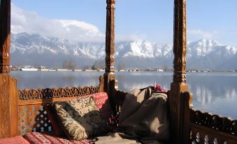 WelcomHeritage Gurkha Houseboats