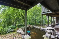 White Squirrel: Charming 2-bed & 2-bath BNB w/Private Parking & Walk to Downtown - 4-Star