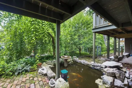 Tower House Inn: Charming 3BD/2.5BA BNB w/Private Parking & Walk to Downtown