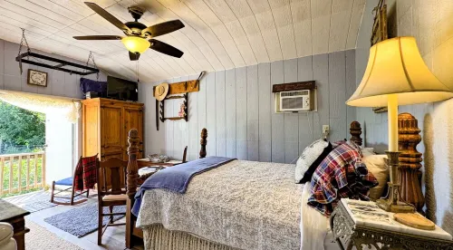 Lonestar Cabin at Blue Eagle Retreat