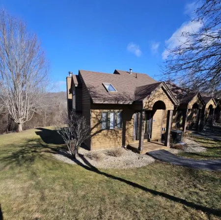 Charming 2-bedroom townhome with beautiful view in Galena Territories!