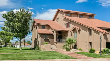 Newly Remodeled Condo - 2 Person Jetted Tub/Shower, Pools, Hot Tubs, Pickleball