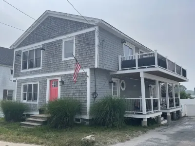 Silver Sands Beach Getaway Hotels near Milford Train Station