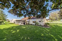 The Villages! 2 Squares!-Pool Access -Free Wifi-All Amenities-Shopping Galore!