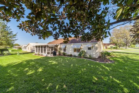 The Villages! 2 Squares!-Pool Access -Free Wifi-All Amenities-Shopping Galore!