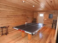 Charming 3-bedroom log home with detached game and activities space