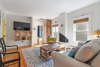Chic 3 BR Retreat- Prime Old Port Spot with parking- Park and walk the town
