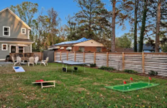 Stylish Durham Getaway Near Duke / DT - Fun Backyard