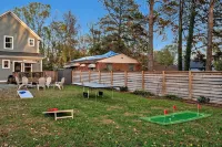 Stylish Durham Getaway Near Duke / DT - Fun Backyard