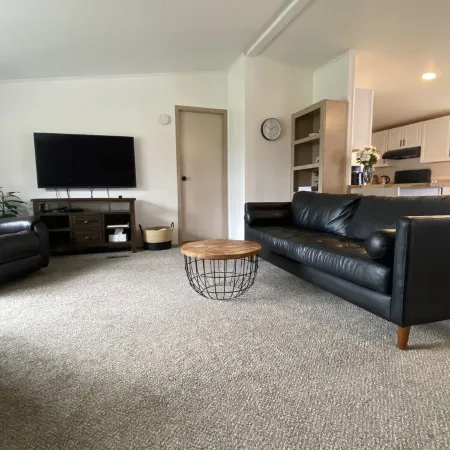 Super Clean, Cozy 3 Bedroom 2 Bath, Sleeps 6 close to Hereth Park