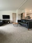 Super Clean, Cozy 3 Bedroom 2 Bath, Sleeps 6 close to Hereth Park - 3-Star