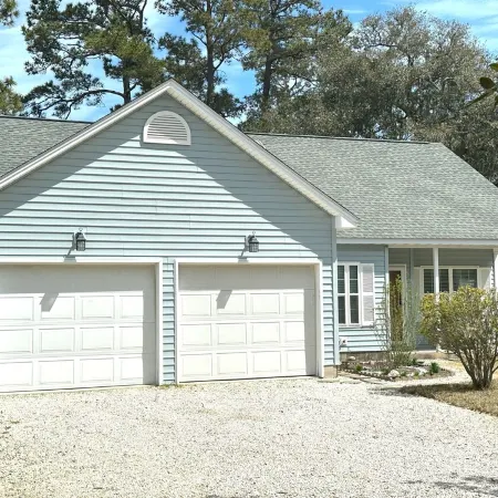Crabby Nav's Retreat: 3-bedroom house in charming Pawleys Island with WiFi, AC