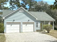 Crabby Nav's Retreat: 3-bedroom house in charming Pawleys Island with WiFi, AC