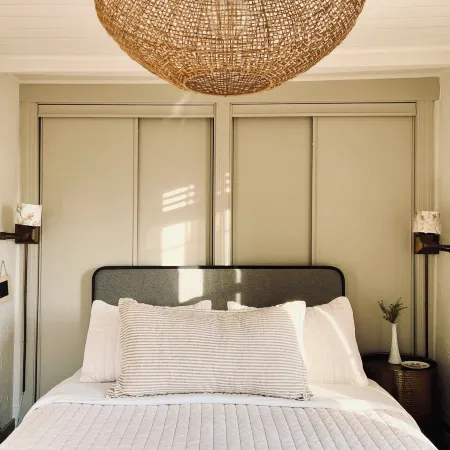 Vintage Vibes - Hot Tub - King Bed - Cottage Abode