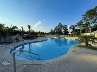 1st FL, 3-Bed Condo, Mins from Beach, Marshwalk, and Golf! - piscina
