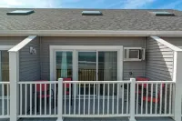 Oceanfront Condo – Walk to Pier & beach out your front door!