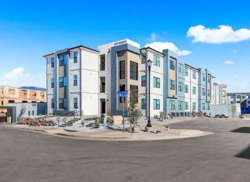 Charming 3-bedroom condo with AC, WiFi, pools, pickleball courts and more!