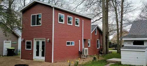 4 bedroom home, View and Access to Lake Tawas. Kayaks. Sleeps 9. King Bed. Hotels in East Tawas