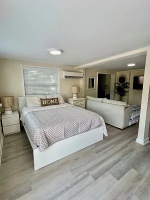 Flamingo Cottage Sleeps 4 - Escape the Cold; Our Pool IS Heated!