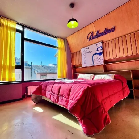 Moving Hostel Travel Bar
