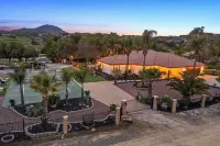 Breathtaking Meadows by AvantStay Temecula Group Retreat Pool Pickleball Firepit Hot Tub