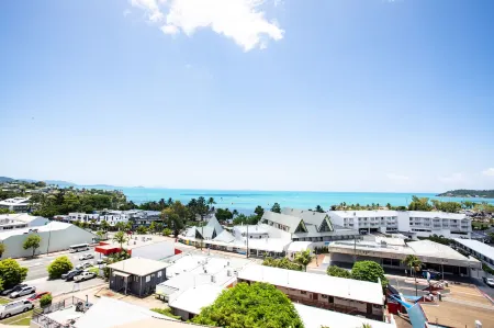 Ocean View 10 Pool & Spa Отели рядом с достопримечательностью «Port of Airlie»