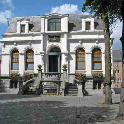 Corbie Lommel Hotel Exterior
