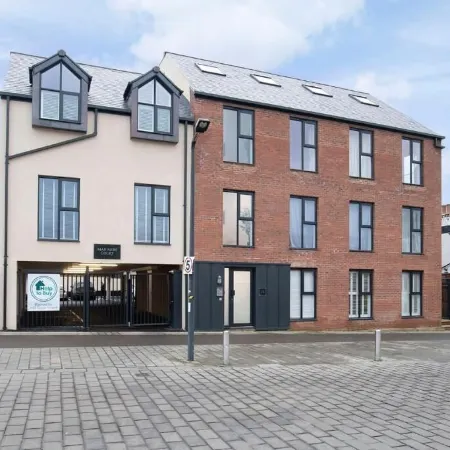 Elliot Oliver - Loft Style 2 Bedroom Apartment with Parking in the Docks