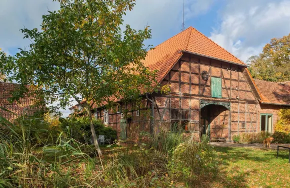 在Hohnebostel有水上運動的歷史半木製農場