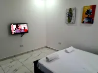 مسكن رائع، وهادئ، ومريح - يقع بالقرب من الطريق السريع - يوجد مكان لصف السيارات