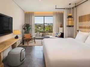 W Costa Navarino