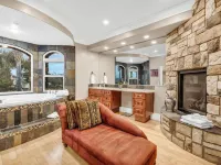 Castle on a hill, breathtaking views, surrounded with pools, trees, and lawn Hotels in Ramona