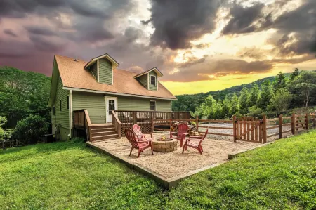 Hickory Nut Hideaway by AvantStay Mountain Views