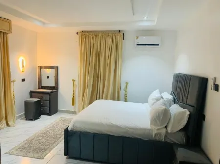 AyahsCourt Отели в г. Кудуру