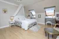 DET GAMLE RÅDHUS Hotels near Mindesten for Overgendamerne A.S.Albertsen,J.P.Birk og A.A.Hansen