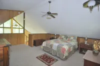 Treetop Cabin -- Pool Access - Fireplace - Grill - Screen Porch - Deck - Wifi - Golf Nearby Hotels near Poor House Farm Park - Rotary Pavilion
