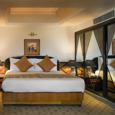 The Suryaa New Delhi Отели рядом с достопримечательностью «Храм Лотоса»