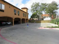 La Hacienda Inn - parkir