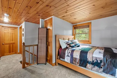 Lakefront Wprivate Beach - Luxury Log House!