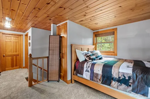 Lakefront Wprivate Beach - Luxury Log House!