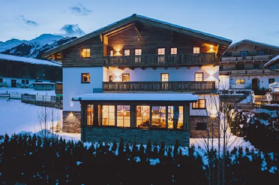 Serviced Luxury Chalet Evi, Ski-in Ski-Out