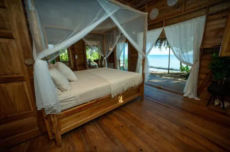 Beachfront House - Sleeps 2 & Garden Access Отели в г. Бастименто