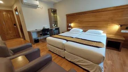 Hotel Grand Galaxy Отели в г. Botataung