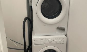 Large 1 Bedroom -Center Terrace Parking