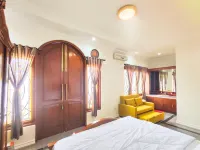 Palma Villa Homestay I with Swimming Pool, Billiard, Karaoke & Ping Pong Near Klaten Town Square - Pool