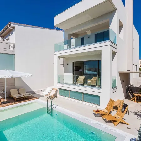 Villa Amelia - Free 8 Seater Mini Van & Pool