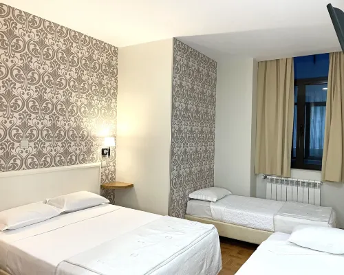 Hotel Universal โรงแรมใกล้โบสถ์การ์โม