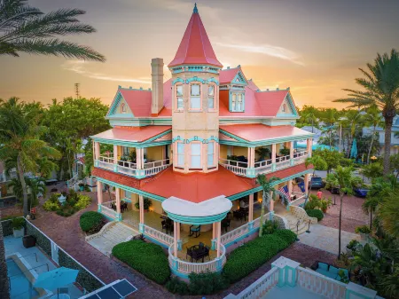 The Mansion on the Sea - Southernmost House in the USA Отели рядом с достопримечательностью «Southernmost Point and Guest House»